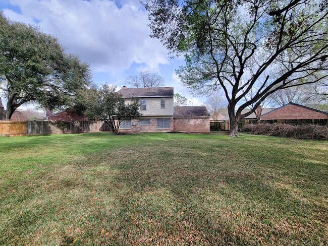 Building Photo - Welcome home to a bright & spacious retreat in sought-after Steeplechase where comfort, function ...