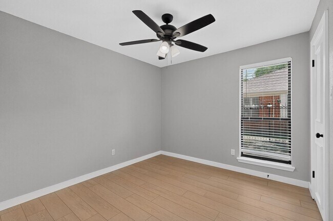 Building Photo - 3701 University Dr