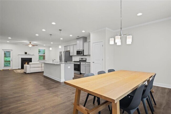 Building Photo - 2779 White Oak Ln