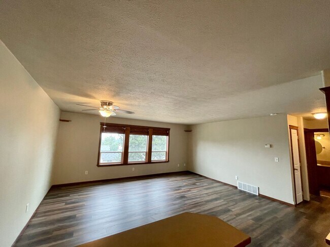 Building Photo - Carnahan Hill Daylight Rancher