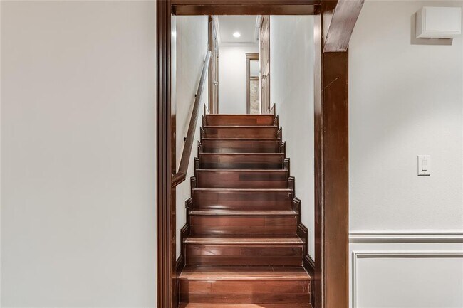 Building Photo - 4900 Balcones Dr