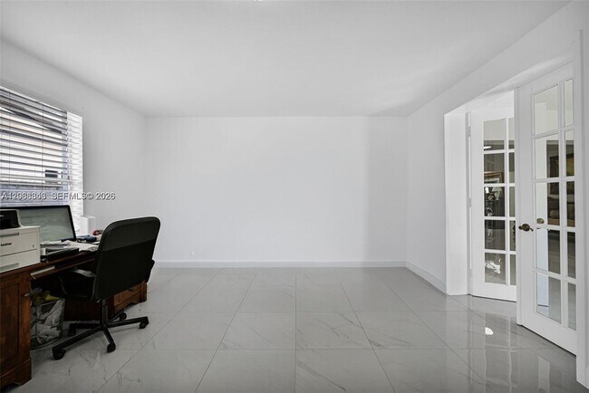 Building Photo - 756 W 53rd St