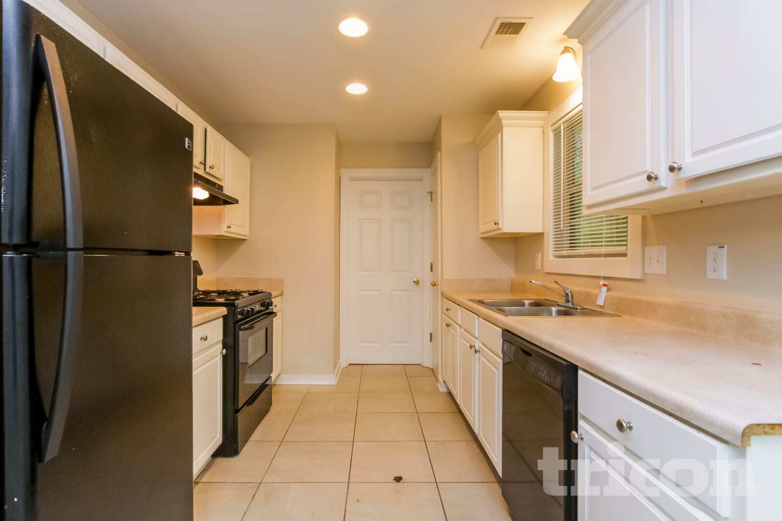 Building Photo - 1048 Whispering Woods Dr