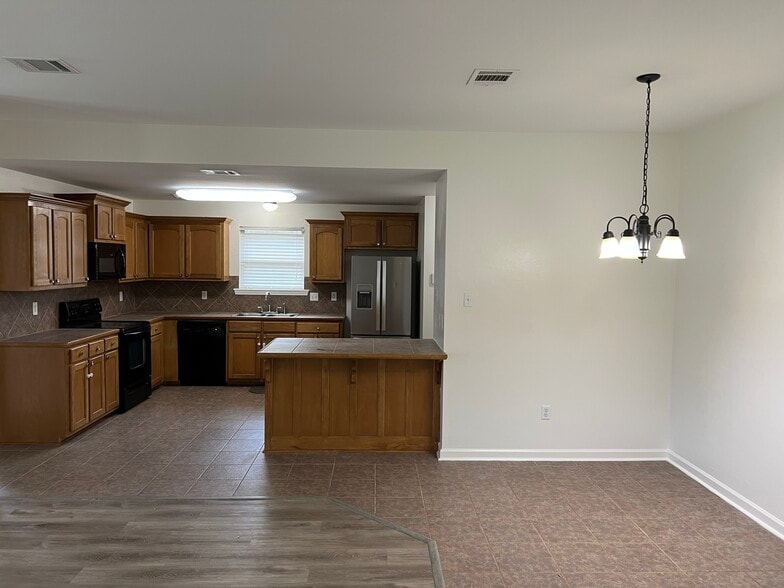 Kitchen - 9417 Lockhart Rd