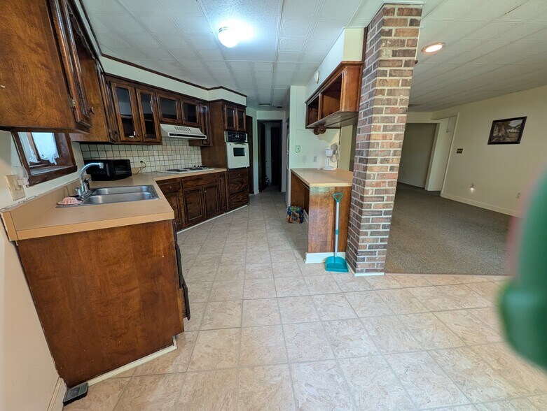 Building Photo - 1118 Longview Dr