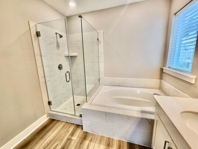 Building Photo - Like new in Midtown - 3 bedrooms plus addi...