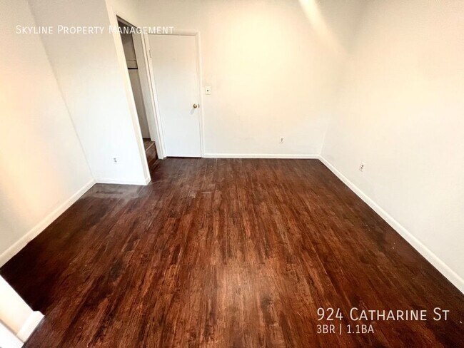Building Photo - 924 Catharine St
