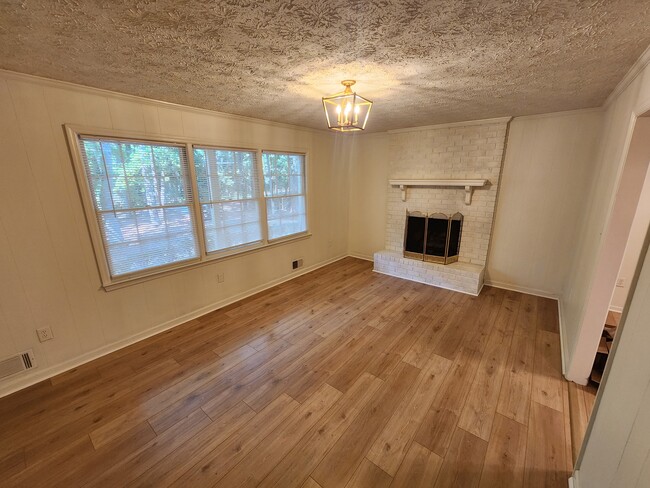 Building Photo - 1130 Woodlands Rd