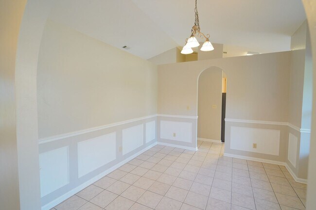 Building Photo - 3 Bed / 2 Bath with Large Yard/Garage in Bucklake area!