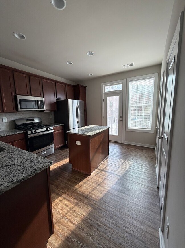 Building Photo - Beautiful Townhome in Charlotte