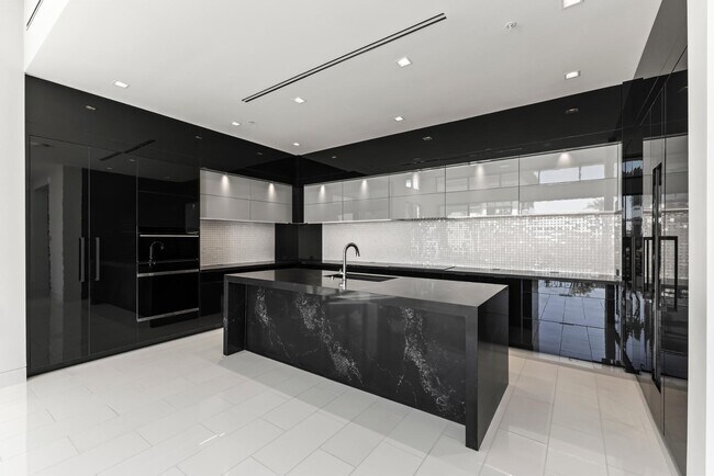 Building Photo - 6587 N Palmeraie Blvd