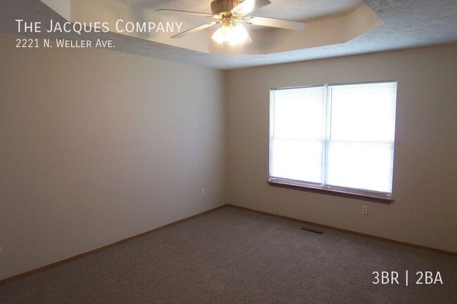 Building Photo - 2221 N Weller Ave