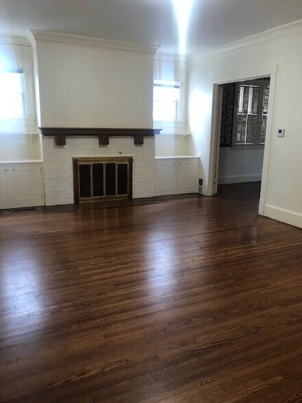 Building Photo - 925 N Rebecca Pl