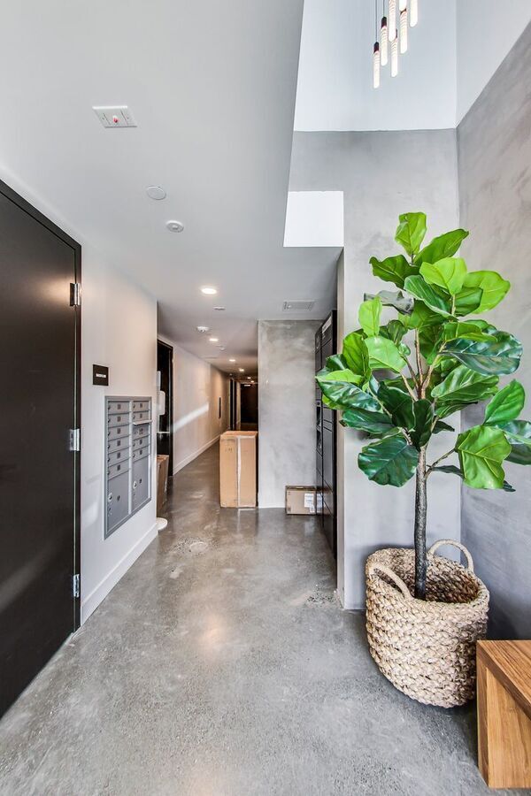 Building Photo - 2 bed/2 bath Loft with Private Patio on Ma...