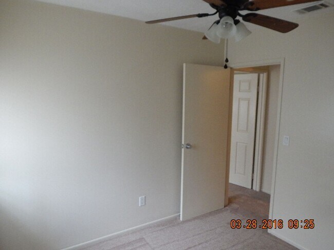 Building Photo - Riverside - GATED 3 Bedroom Condo in Sprin...