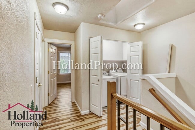 Building Photo - Beautifully Remodeled Beaverton Townhouse!