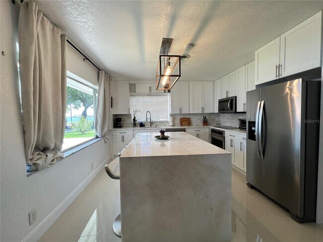 Building Photo - 606 Channel Dr