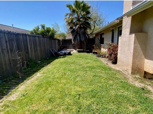 Building Photo - 927 Lobelia Ln