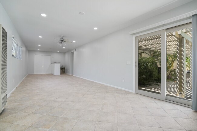 Building Photo - 7055 Avenida Leon