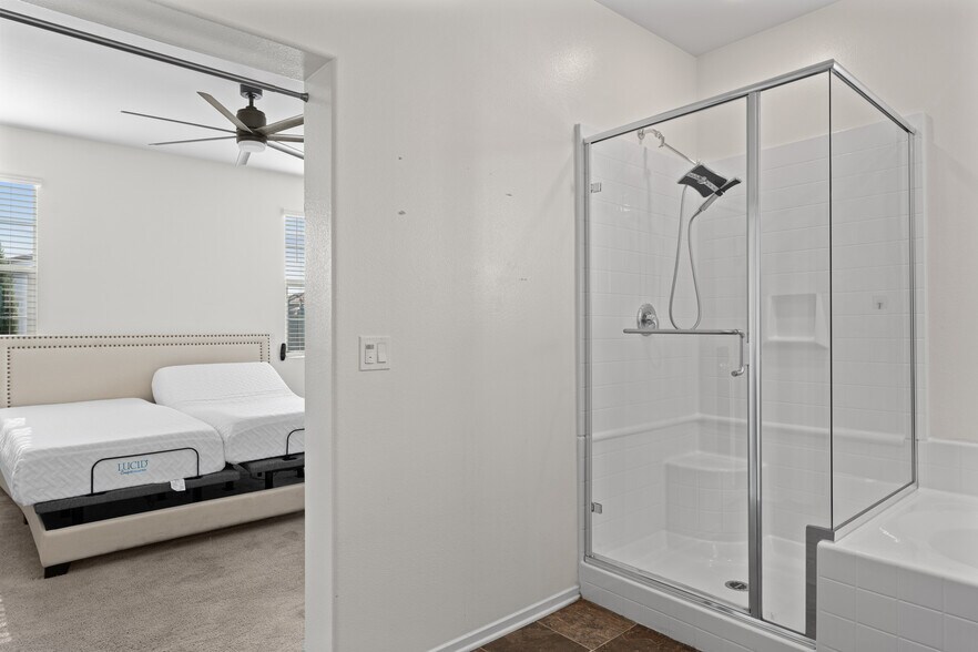 Building Photo - 30324 Town Square Dr