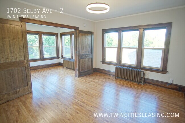 Building Photo - Newly Renovated Apartment! Fantastic Locat...