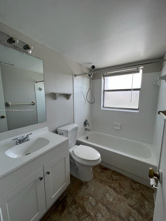 Building Photo - 9992 Twin Lakes Dr