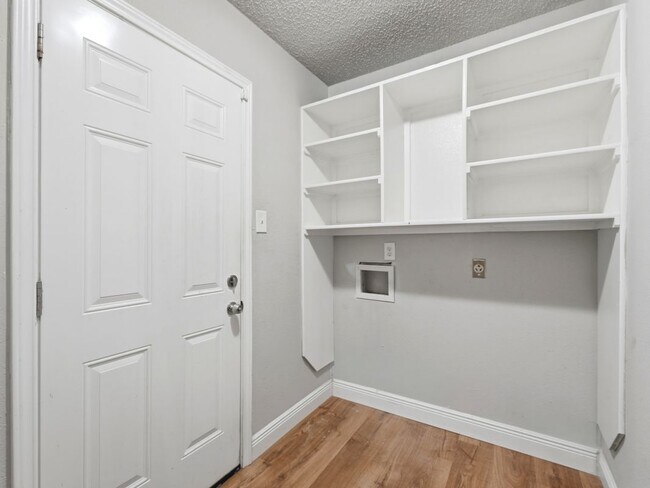 Building Photo - 1114 Churing Dr