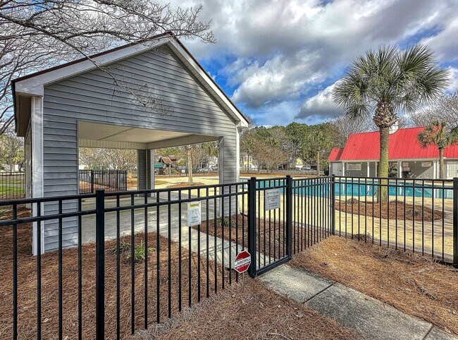 Building Photo - Easy, Modern Comfort in a Prime Charleston Location!