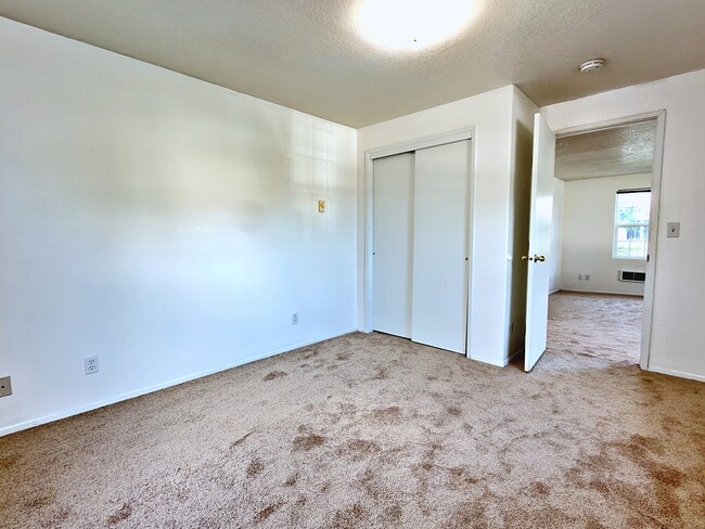 Building Photo - 905 NE 94th Ave