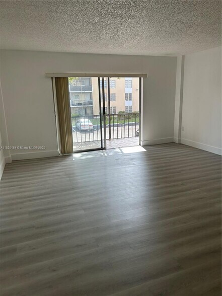 Building Photo - 4154 Inverrary Dr