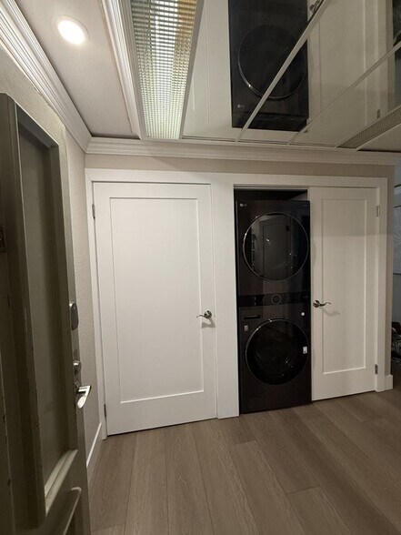 Building Photo - 9125 Marina Pacifica Dr N