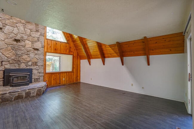 Building Photo - COUNTRY LIVING IN WASHOUGAL