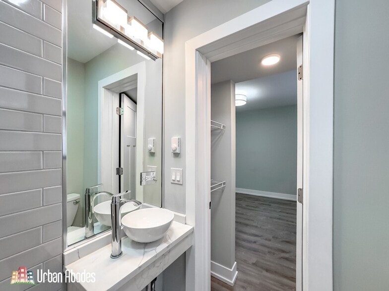 Building Photo - 503 W Belmont Ave