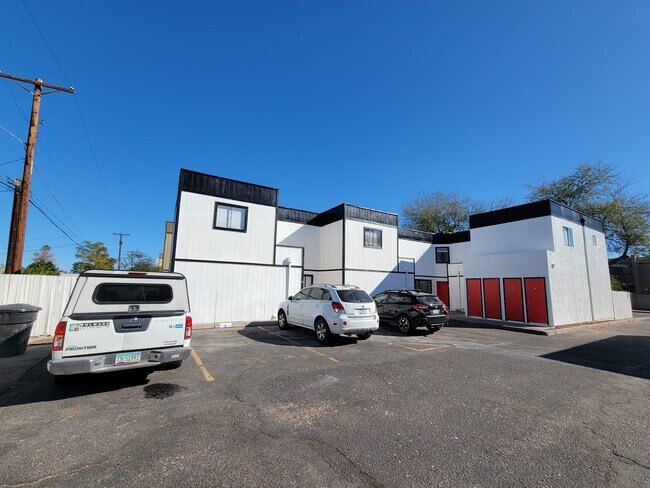 Building Photo - 1736 E Pepper Cir