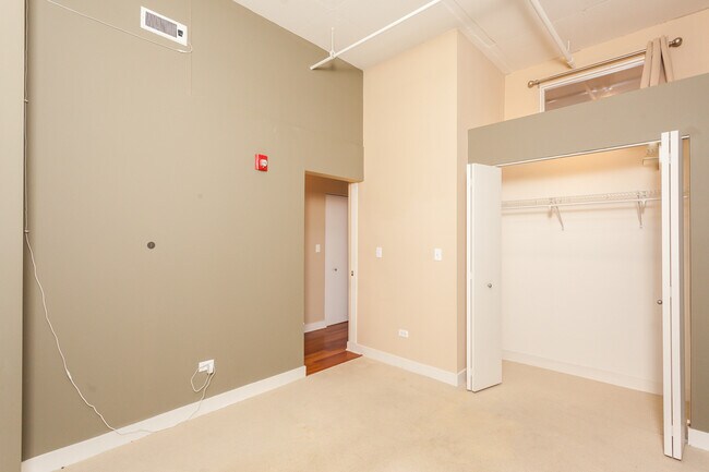 Building Photo - 740 W Fulton St