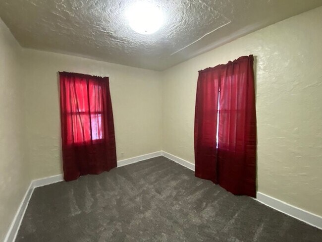 Building Photo - 4 Bedroom Single Family Home VCL
