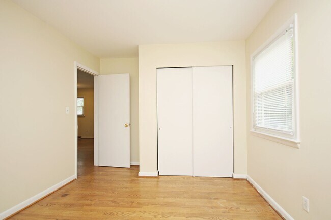 Building Photo - Student & Pet-Friendly UVA Area Rental