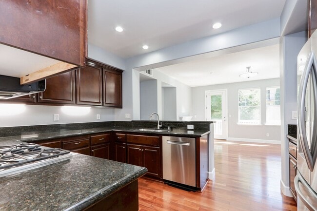 Building Photo - 3 Bed / 2.5 Bath beautiful end unit townhome with tons of upgrades. YouTube Tour!!