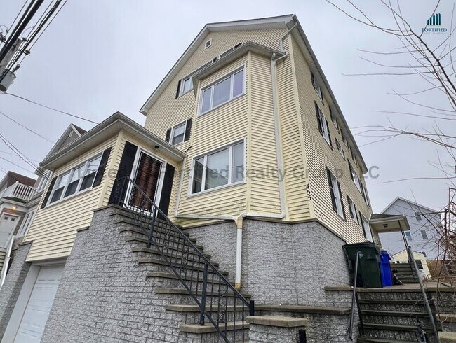 Building Photo - 455 Middle St