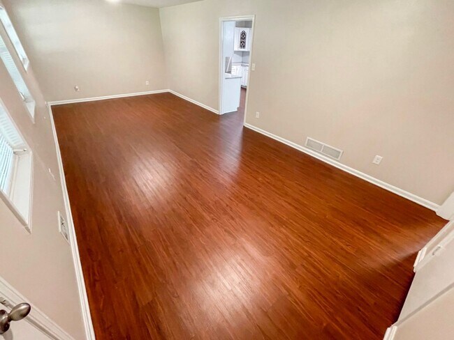 Building Photo - Renovated 3BR Ranch w/Basement