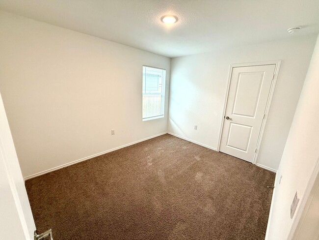 Building Photo - AVAILABLE NOW! 4 Bedroom / 2 Bath Home In ...