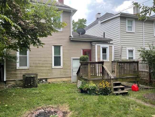 Building Photo - Single Family home, 2 bedrooms, 2 bathrooms, central air..