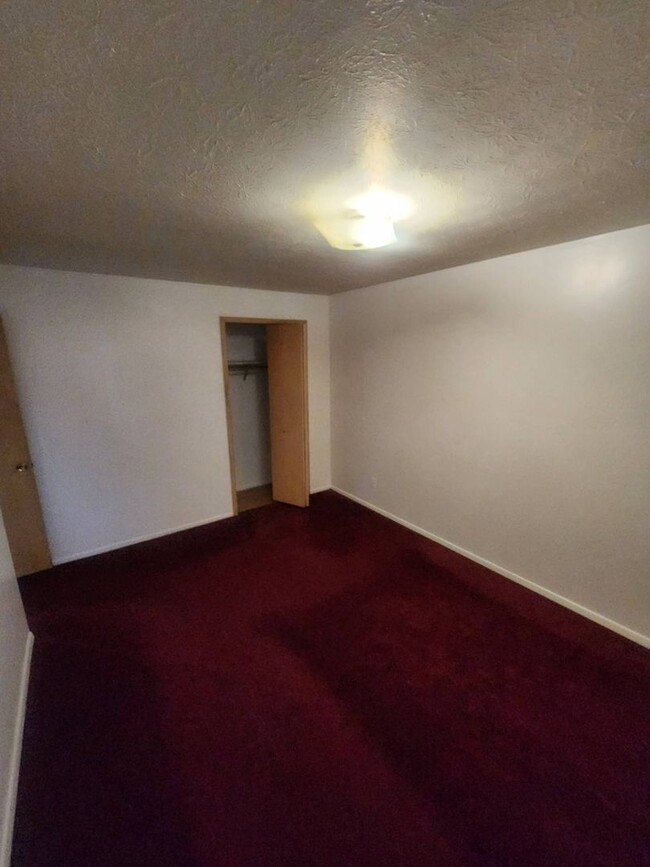 Building Photo - Charming 2-Bedroom Property in Prime Location