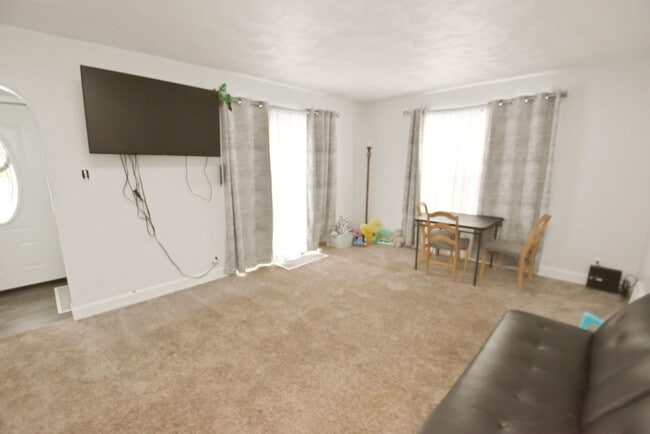 Building Photo - 3 bedroom home located 1 mile from the University of Notre Dame