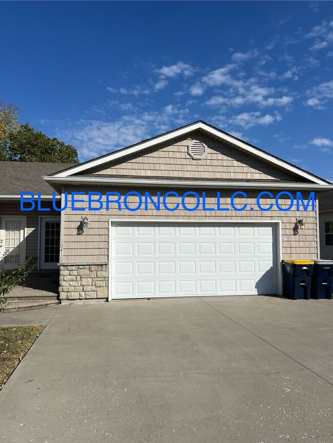 Building Photo - Spacious unit with Beautiful hardwood floors and nice touches throughout!