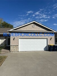 Building Photo - Spacious unit with Beautiful hardwood floors and nice touches throughout!
