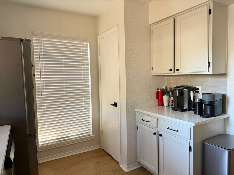 Building Photo - 921 Matilda Dr