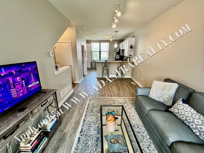 Building Photo - Beautiful 2 Bed 2.5 Bath Townhome Near The Plaza - Available NOW!!