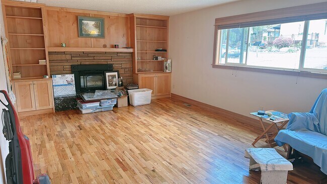 Building Photo - Available late August: this spacious 3brm/2 bath rambler near Whatcom Falls Park