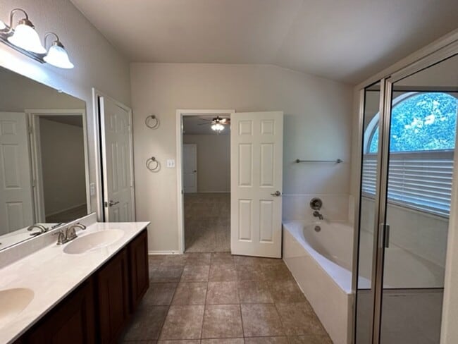 Building Photo - Wonderful home is South Austin. Great loca...